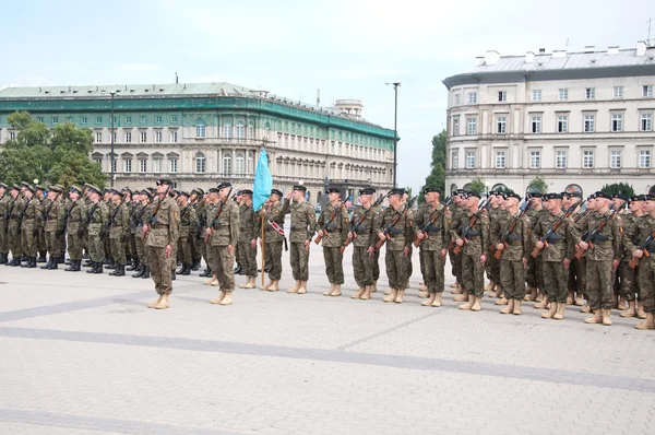 Soldats pendant l'exercice sur la place avant la Journée de l'armée polonaise — Photo