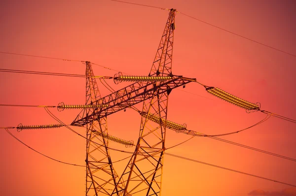 Pylon e linee elettriche di trasmissione al tramonto — Foto Stock