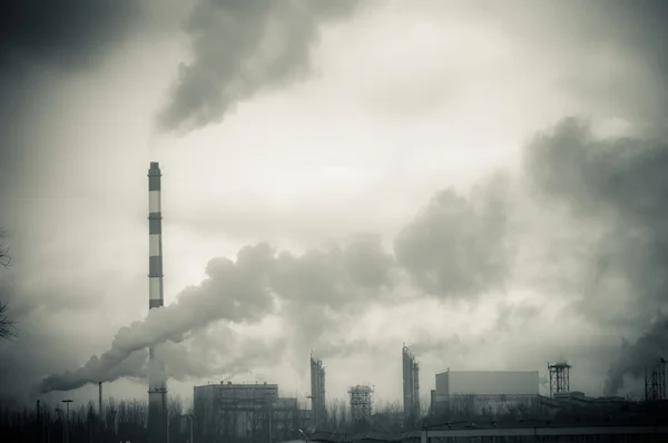Smutsig rök och föroreningar som produceras av kemisk fabrik — Stockfoto