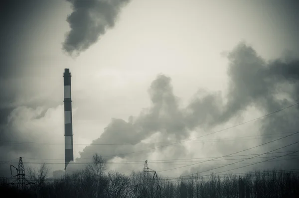 Fumaça suja e poluição produzida pela fábrica de produtos químicos — Fotografia de Stock