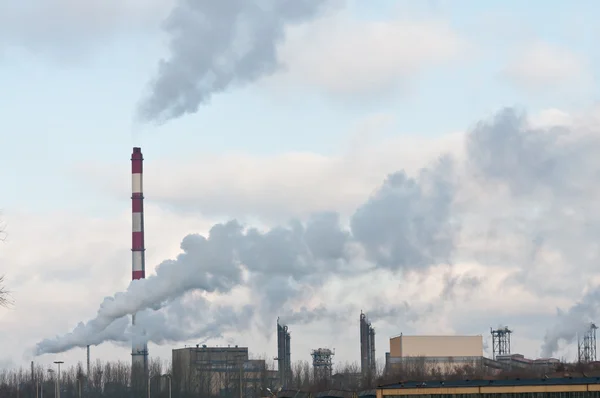 Fumaça suja e poluição produzida pela fábrica de produtos químicos — Fotografia de Stock
