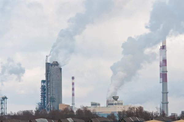 Špinavé kouř a znečištění produkované chemická továrna — Stock fotografie