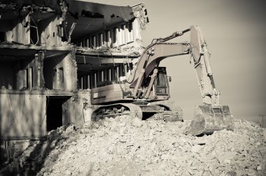 Binanın yıkılması sırasında çalışma digger