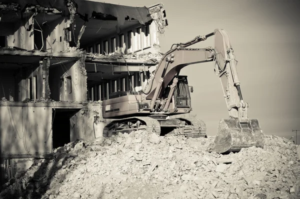 Escavador trabalhando durante a demolição do edifício — Fotografia de Stock