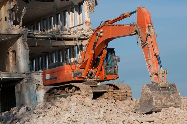 掘り、建物の解体作業中の作業 — ストック写真
