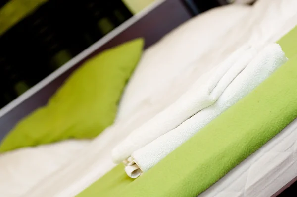 Toalha branca na cama do hotel — Fotografia de Stock
