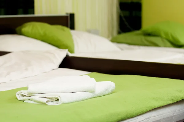 Λευκή πετσέτα στο ξενοδοχείο κρεβάτι — Φωτογραφία Αρχείου