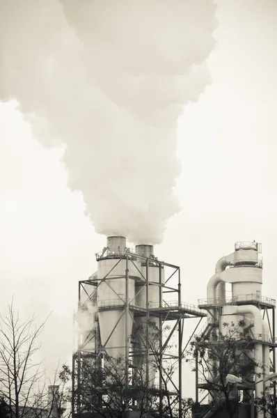 Грязный дым и загрязнение, производимые химическим заводом — стоковое фото