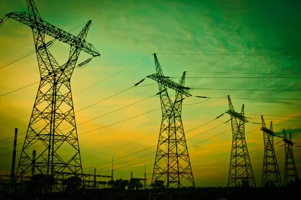 Pylon och överföring kraftledning i solnedgången — Stockfoto