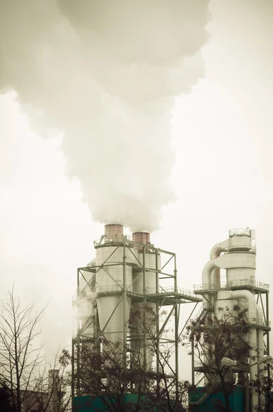 Schmutziger Rauch und Umweltverschmutzung durch Chemiefabrik — Stockfoto