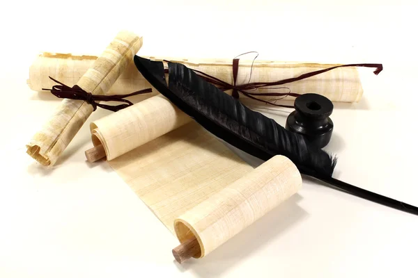 Rolos de papiro com caneta — Fotografia de Stock
