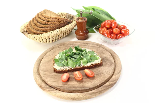 Čerstvý chléb s Ramsonem a rajčaty — Stock fotografie