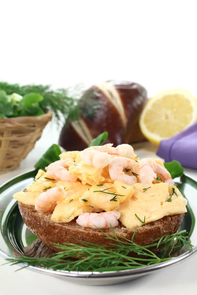 Scrambled eggs with dill and shrimp — Stock Photo, Image