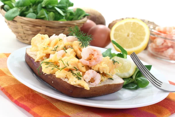 Scrambled eggs with shrimp and dill — Stock Photo, Image