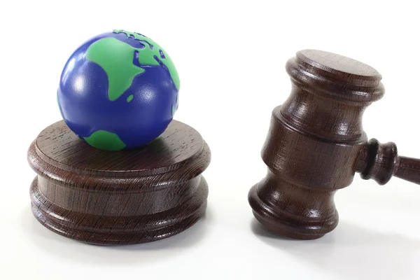 Umweltrecht mit Richterhammer und Erde — Stockfoto