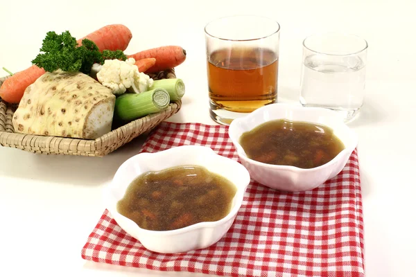 Boeuf consommé avec des légumes à soupe — Photo