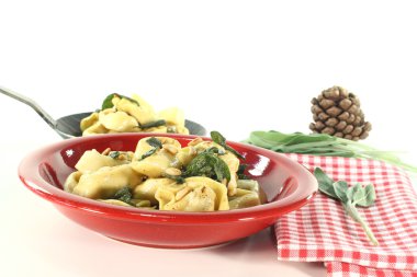 tortellini adaçayı ile