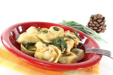 tortellini adaçayı ile