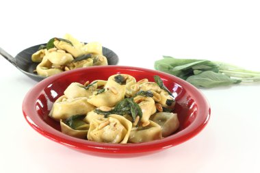 tortellini adaçayı ile