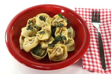 tortellini adaçayı ile