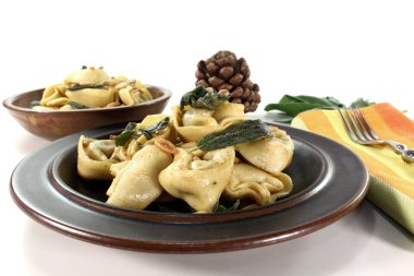 tortellini adaçayı yağı ile