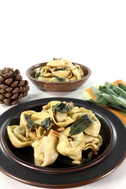 tortellini adaçayı yağı ile