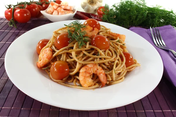 Spaghetti mit Garnelen — Stockfoto