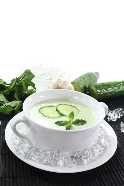Iced cucumber soup with mint — Stock Photo, Image