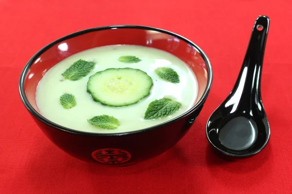 Sopa de pepino helado asiático con menta —  Fotos de Stock