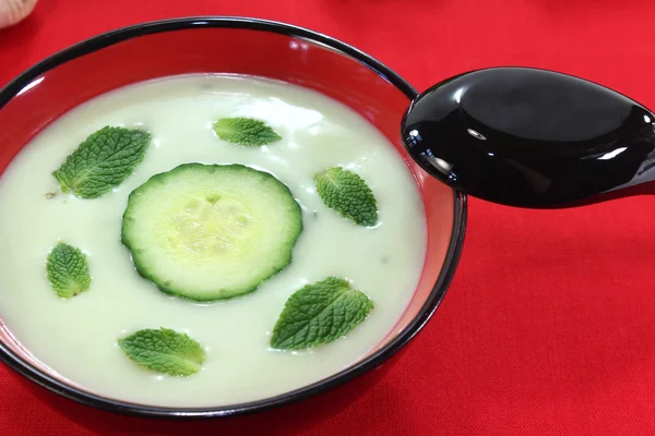 Asian iced cucumber soup with garlic — Stock Photo, Image