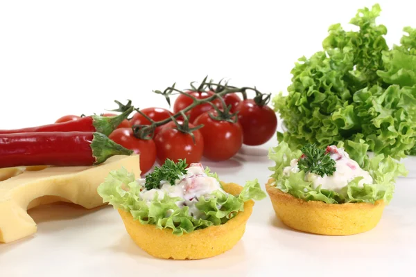 치즈 샐러드와 구운된 컵 옥수수 — 스톡 사진