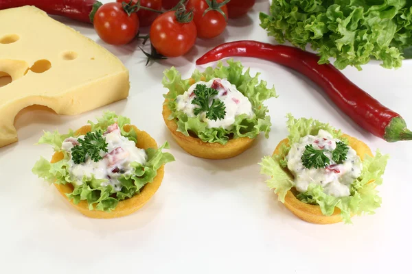 치즈 샐러드와 신선한 컵 옥수수 — 스톡 사진
