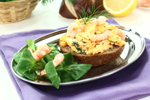 Scrambled eggs with dill and shrimp — Stock Photo, Image