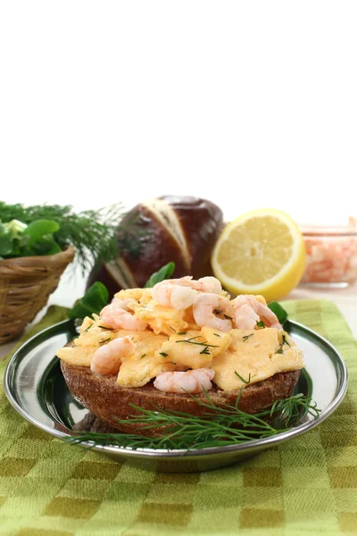 Scrambled eggs with shrimp — Stock Photo, Image
