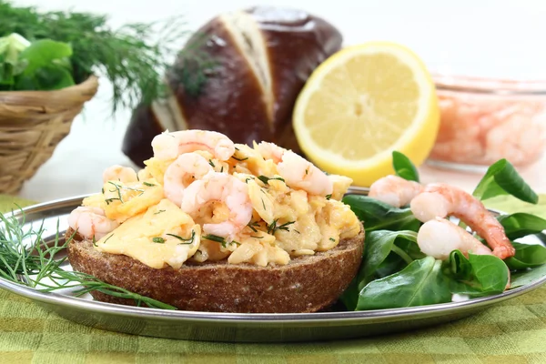 Scrambled eggs with shrimp and dill — Stock Photo, Image