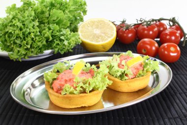 pişmiş fincan Mısır somon salata