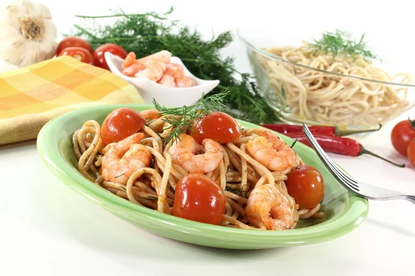 Esparguete fresco com camarão — Fotografia de Stock