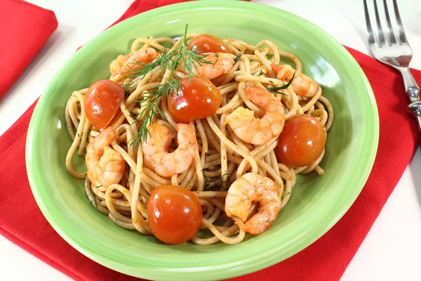 Spaghetti appena cucinati con gamberetti — Foto Stock