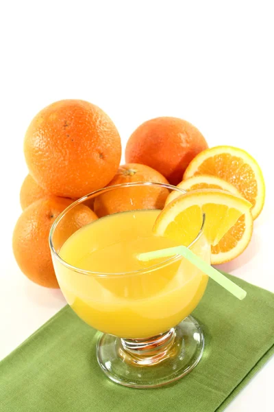 Verse jus d'orange met oranje helften — Stockfoto
