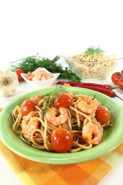 Spaghetti with shrimp and dill — Stock Photo, Image