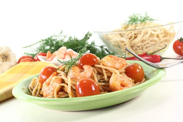 Świeżo gotowane spaghetti z krewetkami i koperkiem — Zdjęcie stockowe