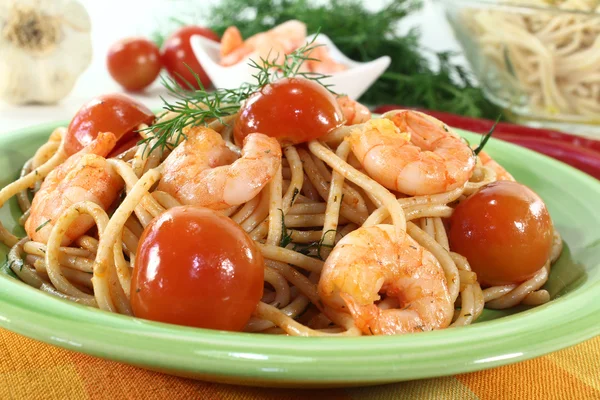 Spaghetti cotti con gamberetti e aneto — Foto Stock