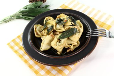 Roket ricotta tortellini taze adaçayı yağı ile