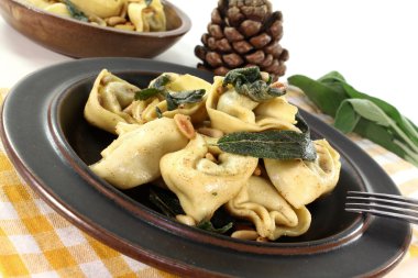 adaçayı yağı ile doldurulmuş tortellini