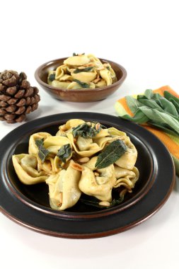 adaçayı yağı ile taze roket ricotta tortellini