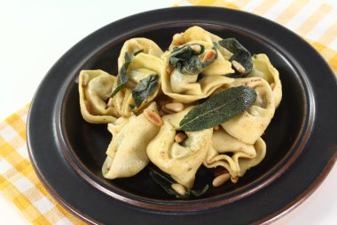 adaçayı yağı ile taze tortellini