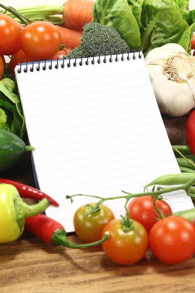 Einkaufsliste mit Gemüse — Stockfoto