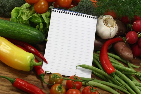 Список покупок со свежими овощами — стоковое фото