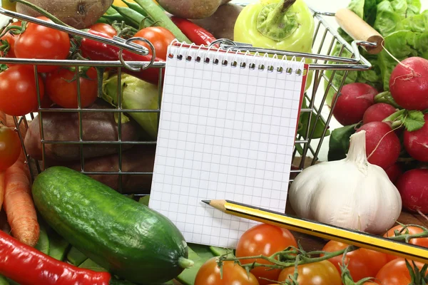 Lista de compras com cesta e legumes frescos — Fotografia de Stock