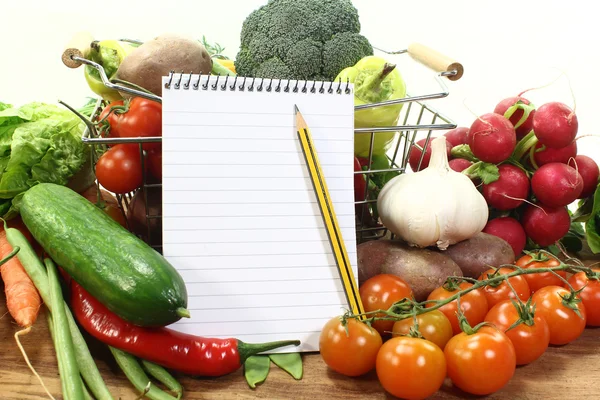 Lista de compras com cesta e legumes — Fotografia de Stock